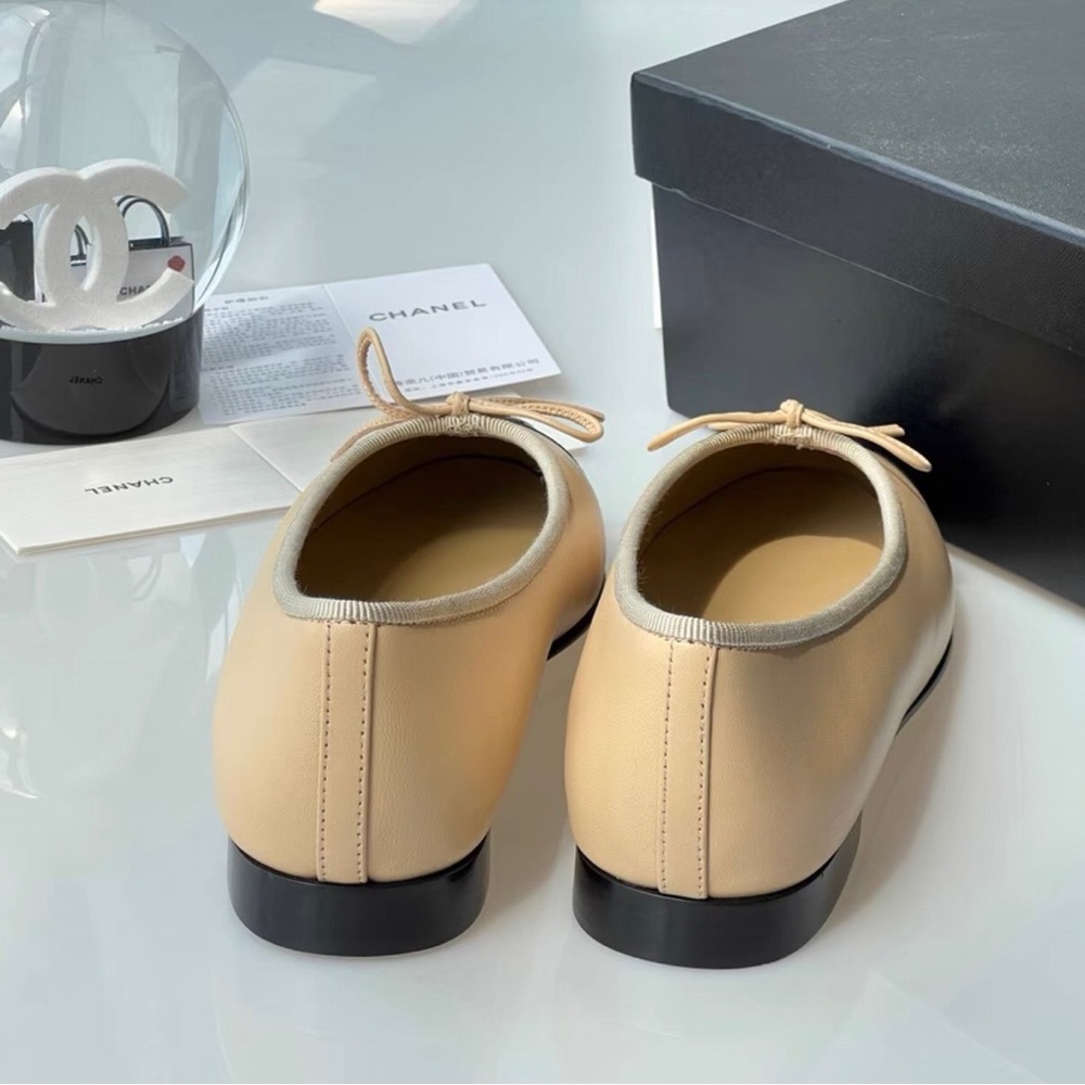 CHANEL Two-Tone Beige and Black Cap-Toe Ballet Flats - Picture 5 of 8